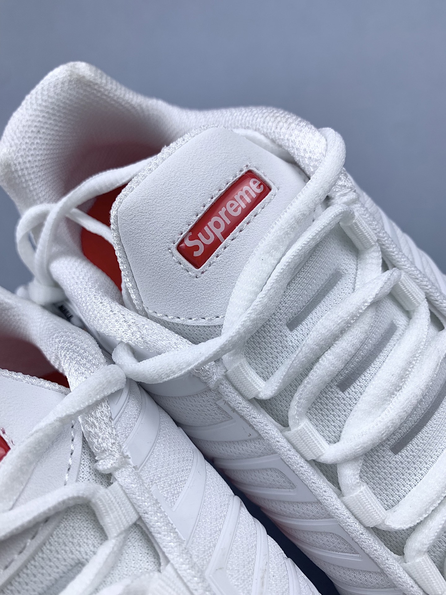 Supreme x Nike Air Max Plus TN "White/Speed Red"  DA1472-100