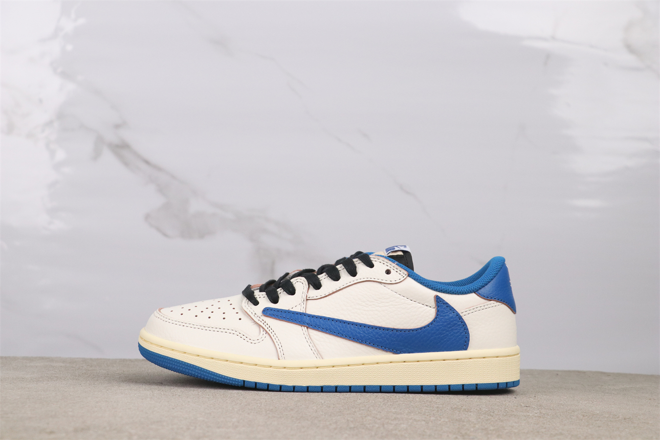 Travis Scott x Fragment Design × Jordan Air Jordan 1 Low OG SP Reverse Swoosh Three-way Collaboration Lightning Low-top Basketball Shoes Unisex White and Blue