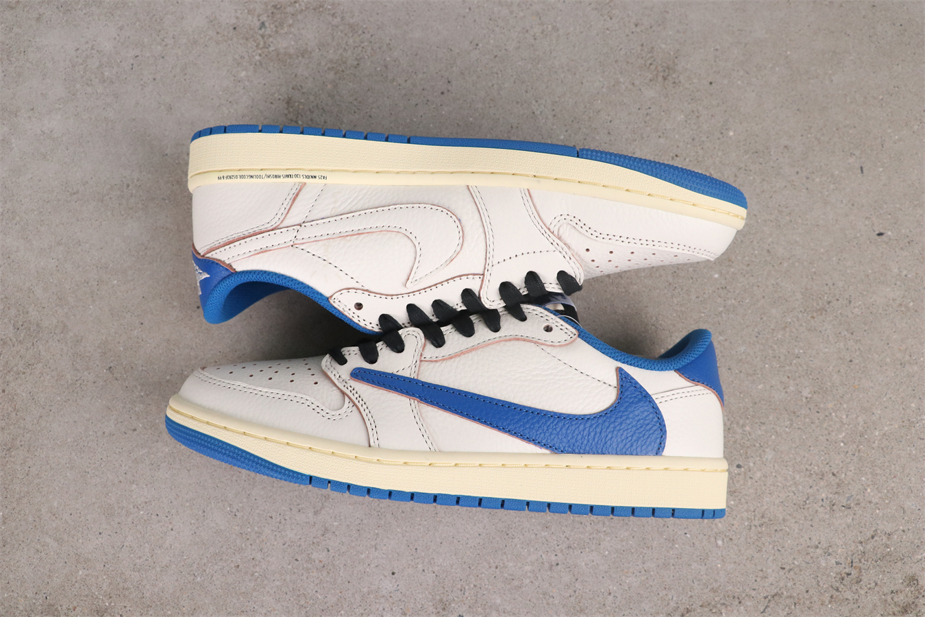 Travis Scott x Fragment Design × Jordan Air Jordan 1 Low OG SP Reverse Swoosh Three-way Collaboration Lightning Low-top Basketball Shoes Unisex White and Blue