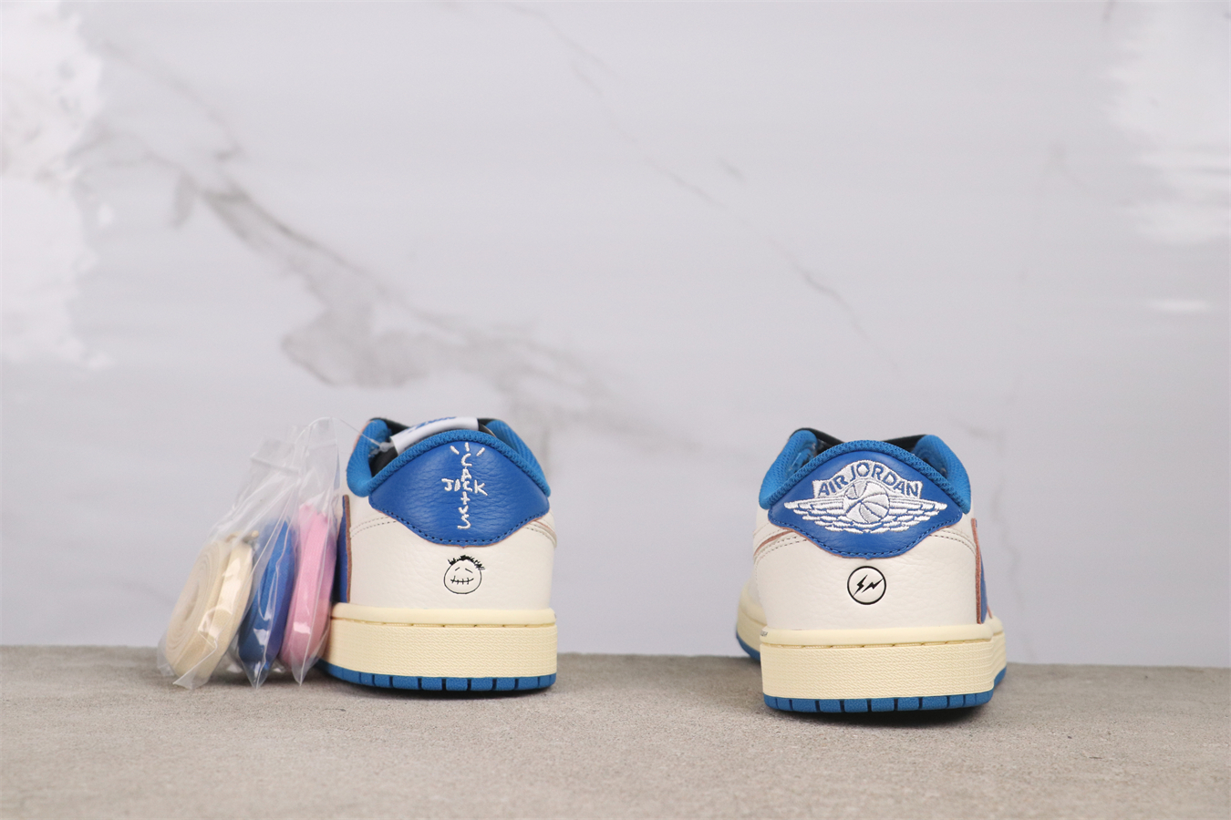 Travis Scott x Fragment Design × Jordan Air Jordan 1 Low OG SP Reverse Swoosh Three-way Collaboration Lightning Low-top Basketball Shoes Unisex White and Blue