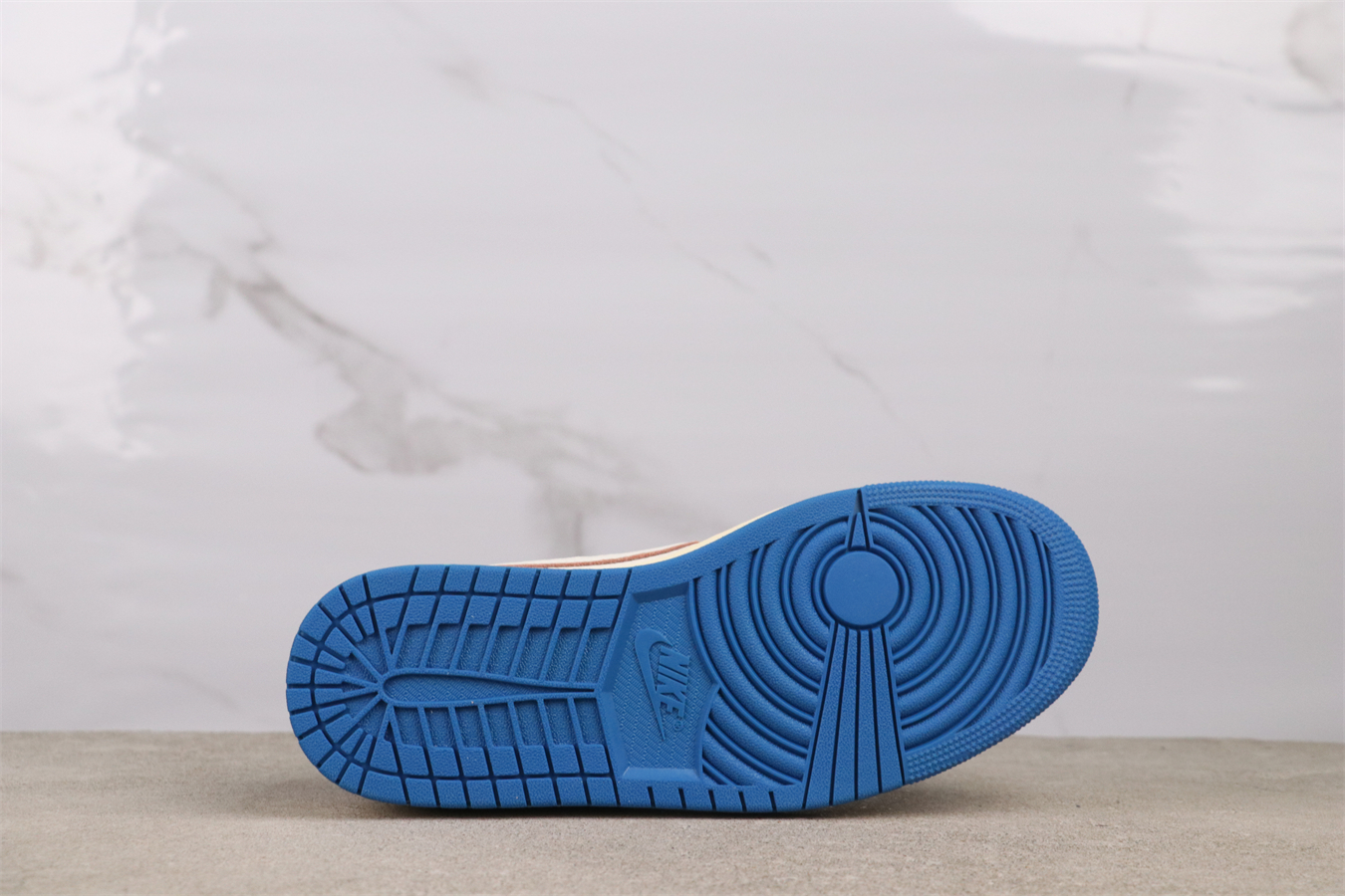 Travis Scott x Fragment Design × Jordan Air Jordan 1 Low OG SP Reverse Swoosh Three-way Collaboration Lightning Low-top Basketball Shoes Unisex White and Blue