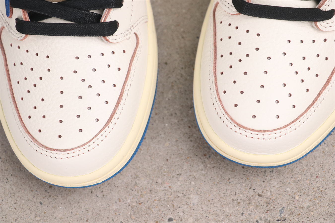 Travis Scott x Fragment Design × Jordan Air Jordan 1 Low OG SP Reverse Swoosh Three-way Collaboration Lightning Low-top Basketball Shoes Unisex White and Blue