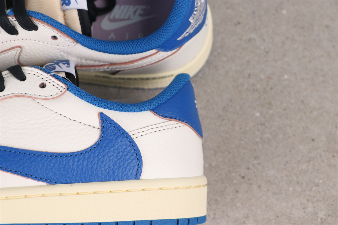 Travis Scott x Fragment Design × Jordan Air Jordan 1 Low OG SP Reverse Swoosh Three-way Collaboration Lightning Low-top Basketball Shoes Unisex White and Blue