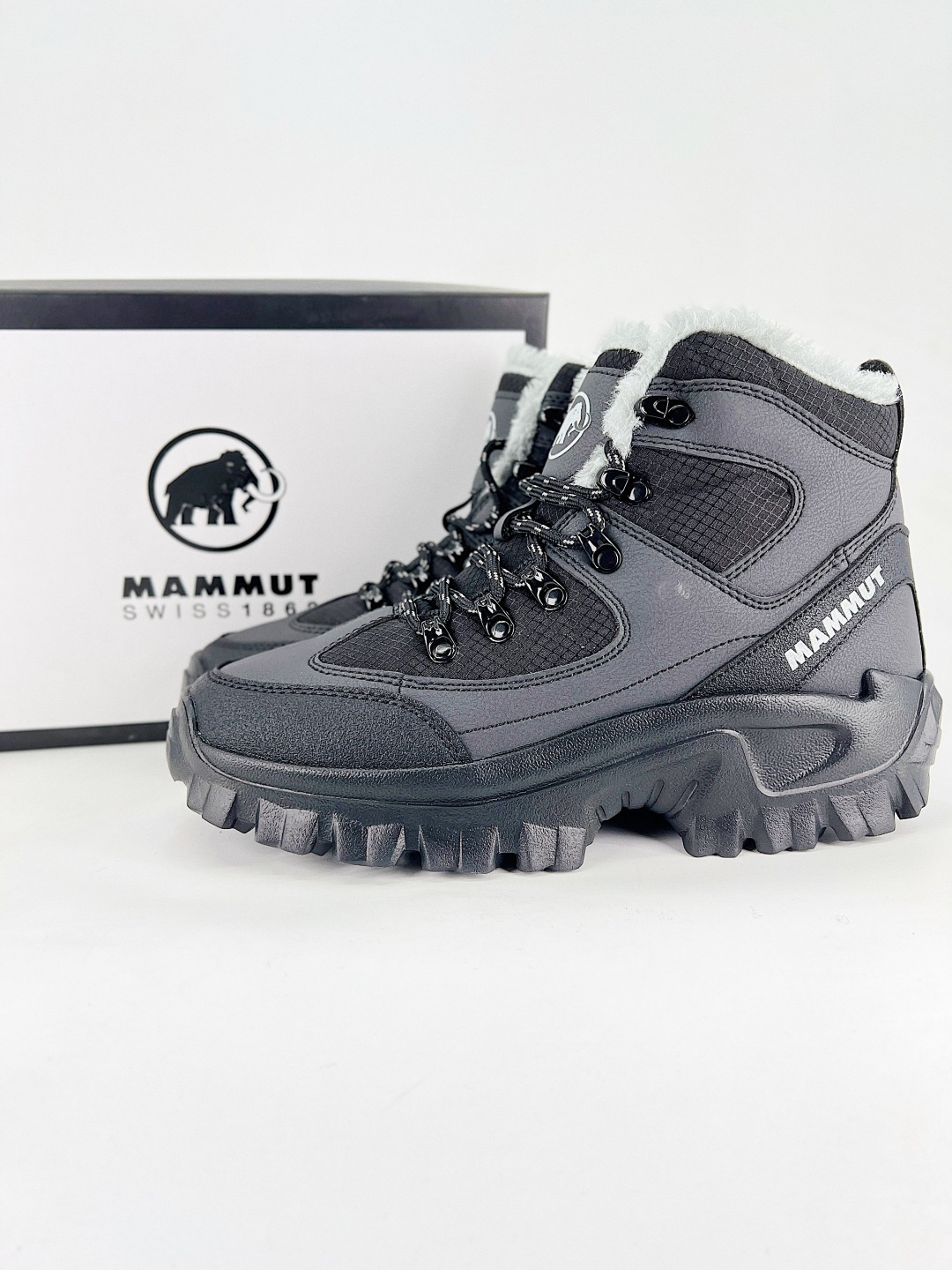 MAMMUT outdoor performance training hiking boots