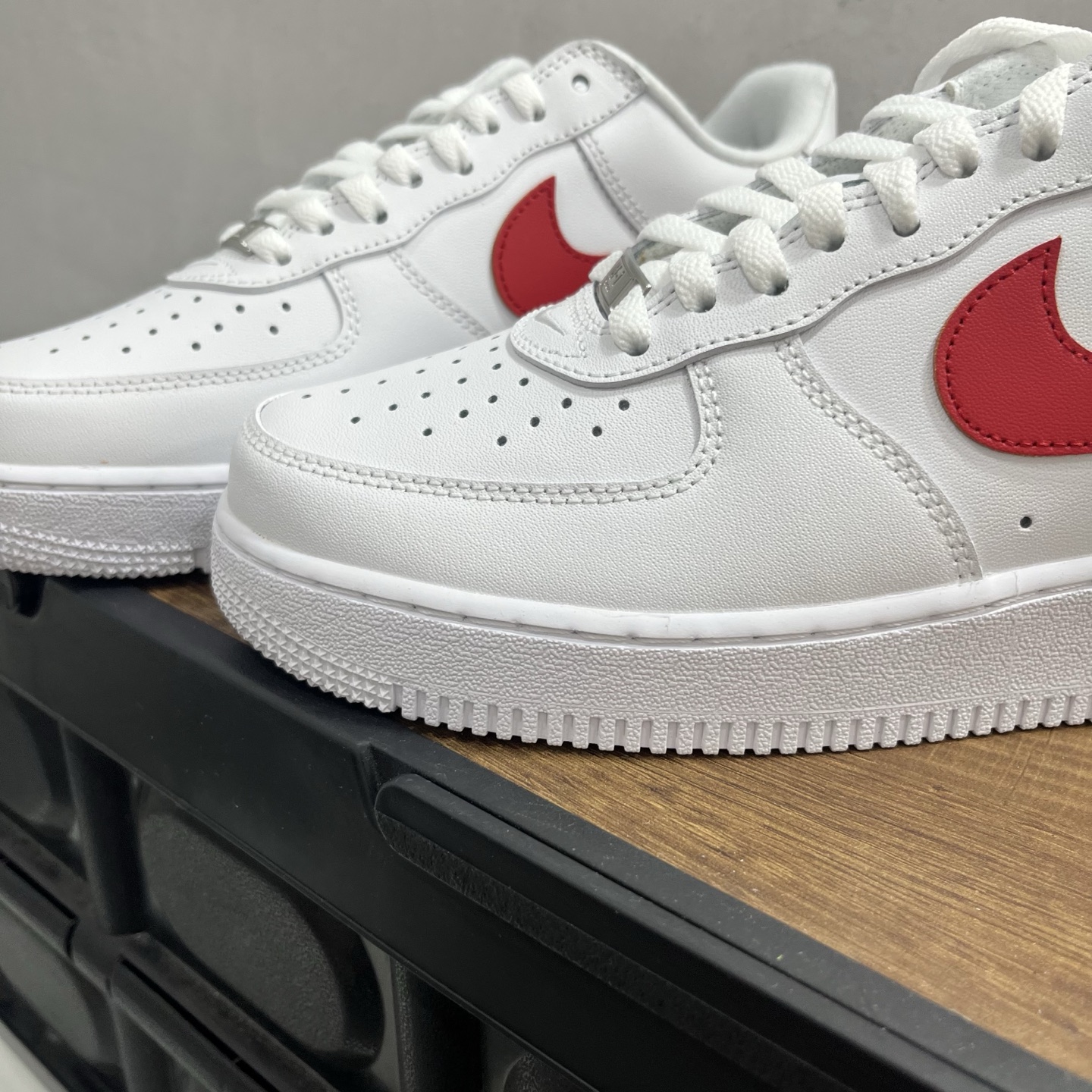 Supreme × Nike Air Force 1 Low “Box Logo” 白赤 ホワイト レッド メンズ スニーカー 限定 人気 ナイキ シュプリーム