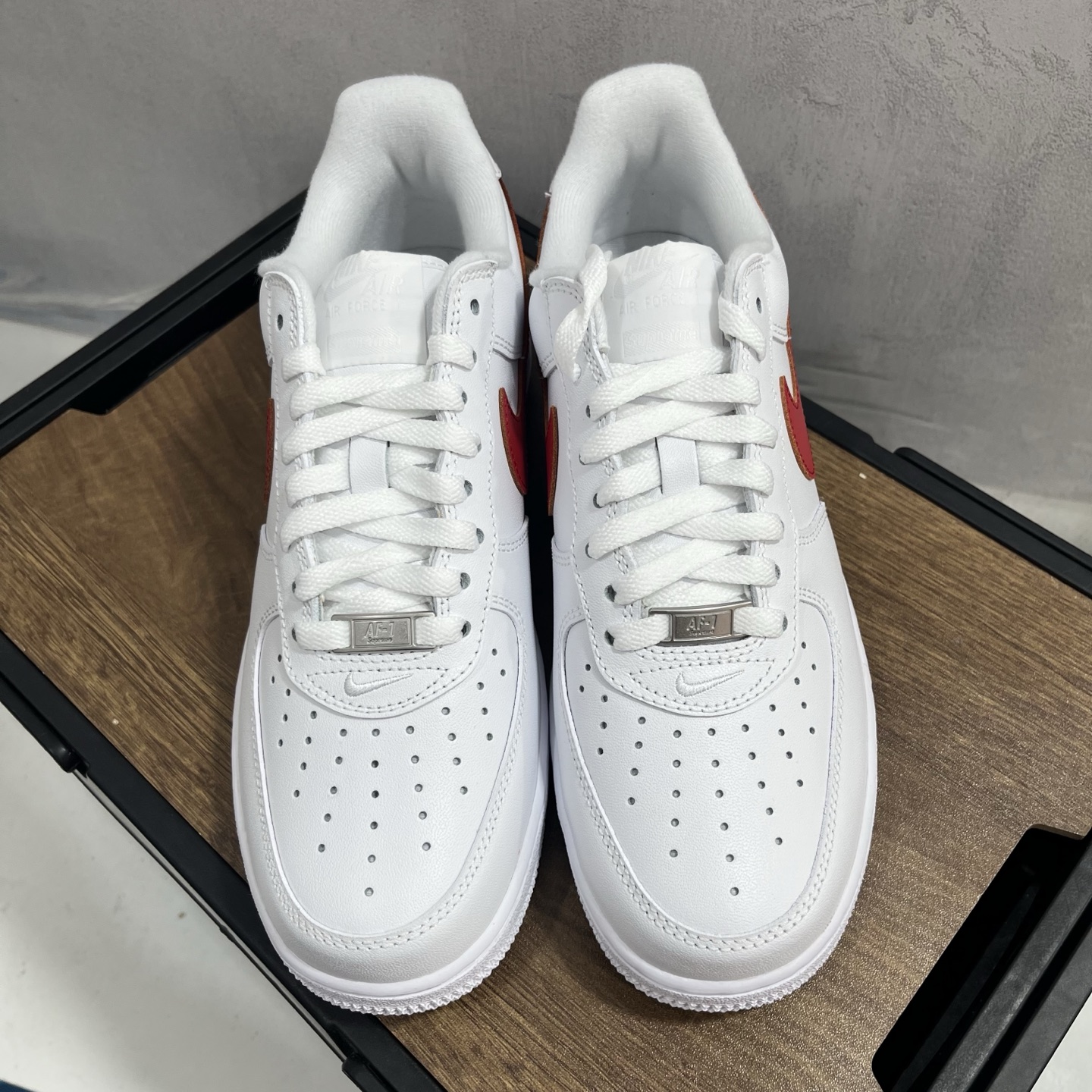 Supreme × Nike Air Force 1 Low “Box Logo” 白赤 ホワイト レッド メンズ スニーカー 限定 人気 ナイキ シュプリーム