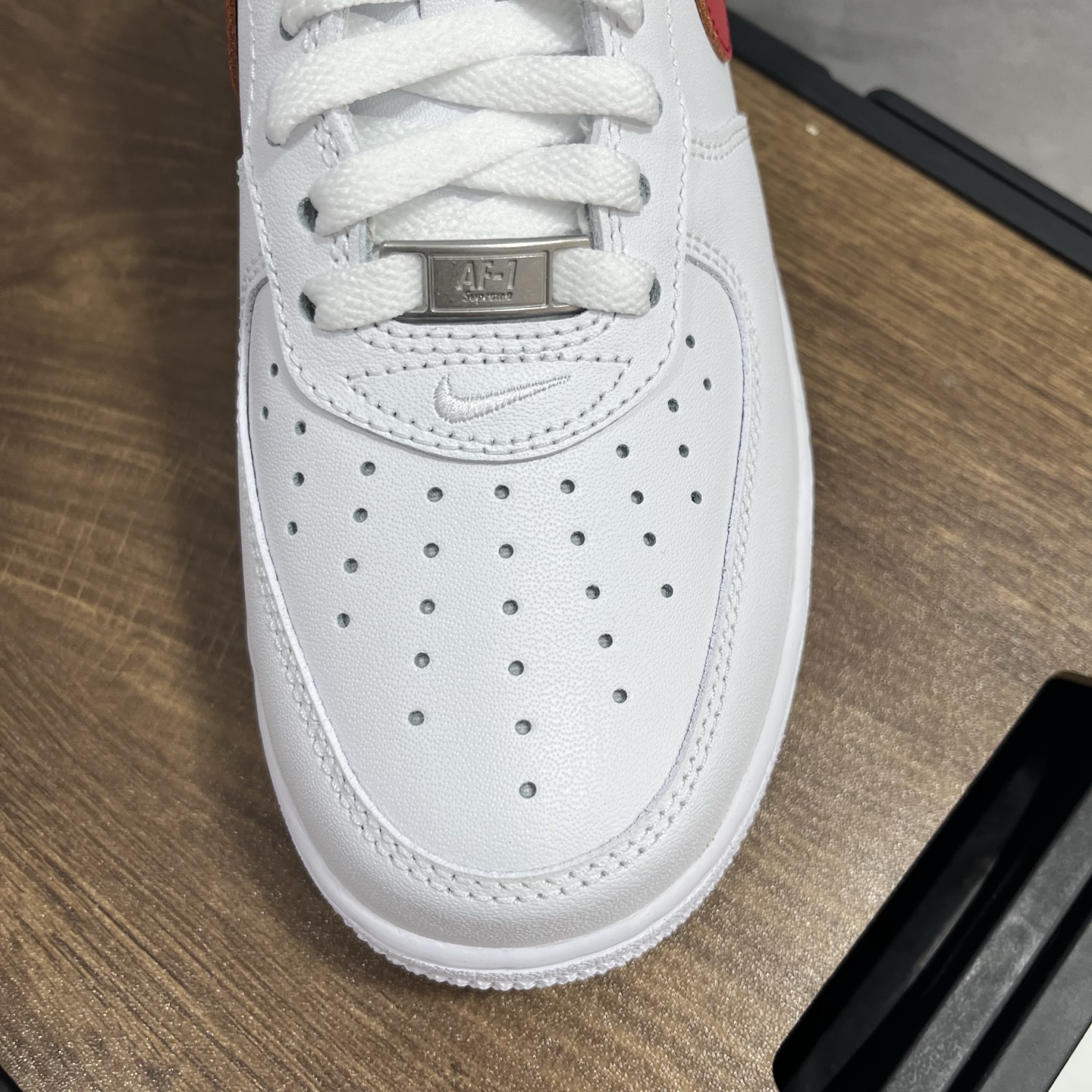 Supreme × Nike Air Force 1 Low “Box Logo” 白赤 ホワイト レッド メンズ スニーカー 限定 人気 ナイキ シュプリーム