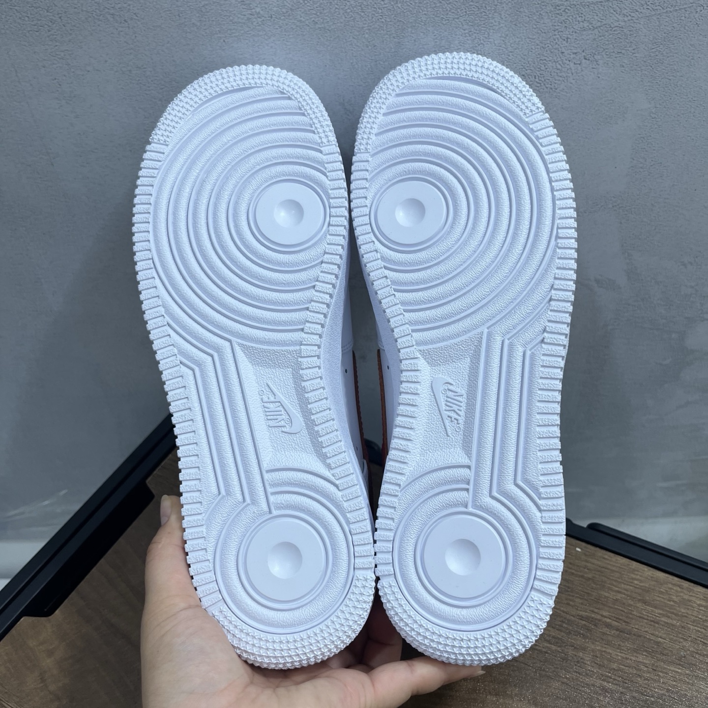 Supreme × Nike Air Force 1 Low “Box Logo” 白赤 ホワイト レッド メンズ スニーカー 限定 人気 ナイキ シュプリーム