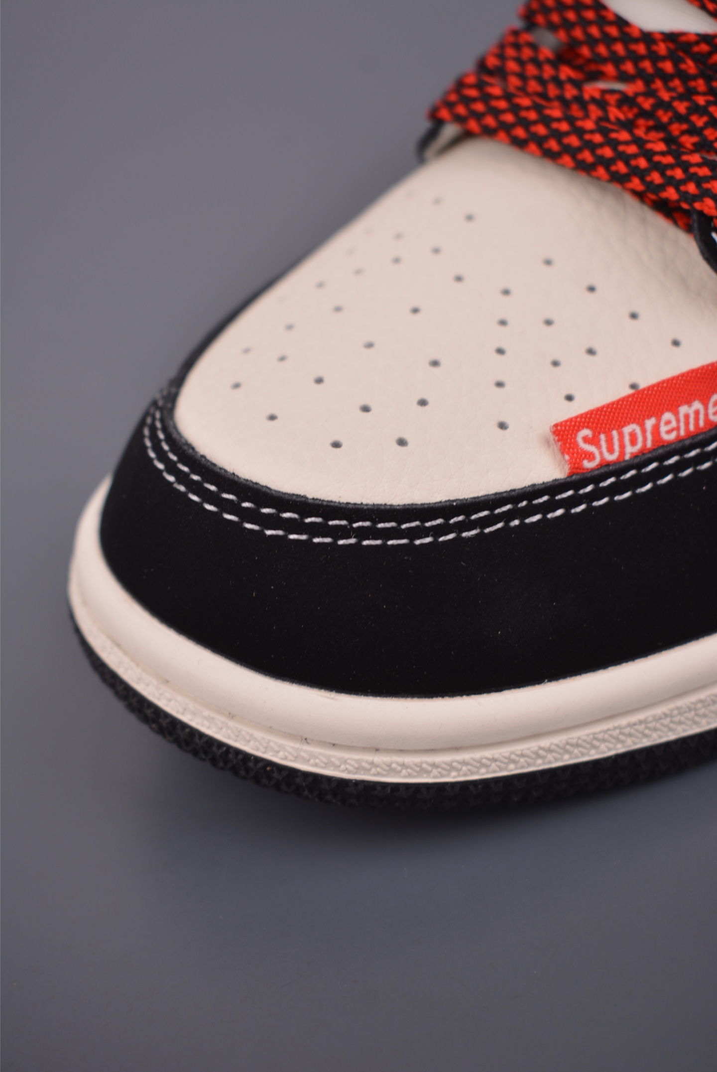 NIKE x Supreme Jordan Air Jordan 1 Sneakers