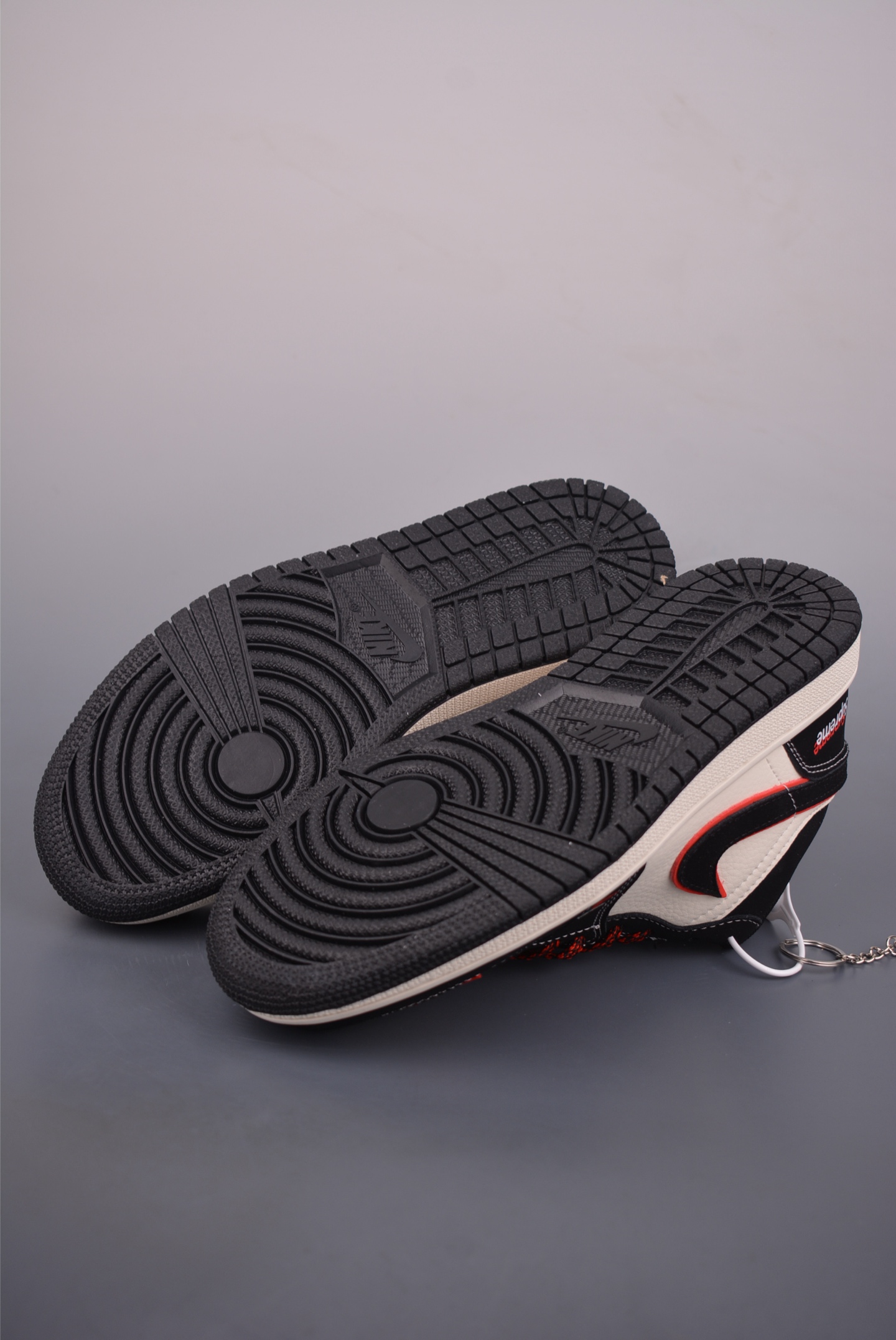 NIKE x Supreme Jordan Air Jordan 1 Sneakers