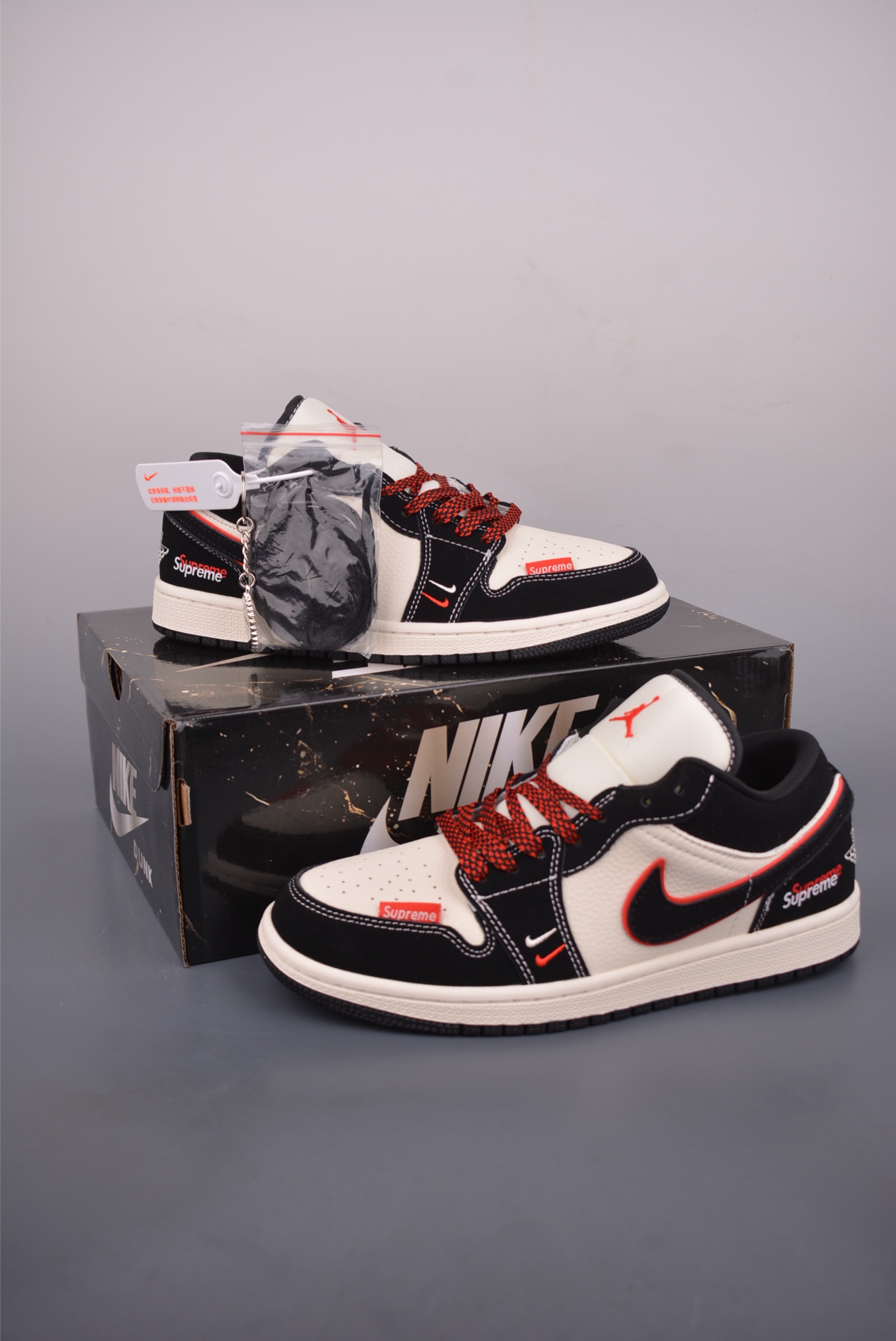 NIKE x Supreme Jordan Air Jordan 1 Sneakers