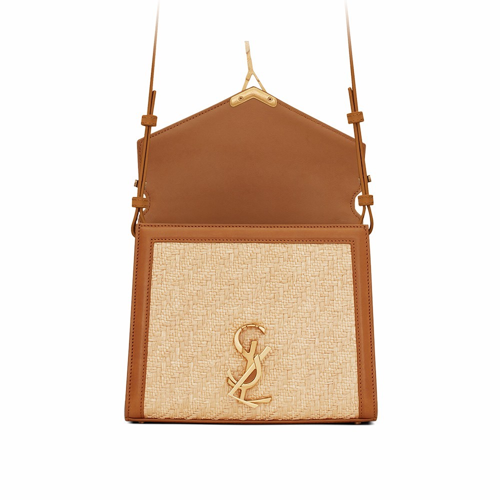 【Saint Laurent】山本美月さん同項大人気新作バッグを驚きプライスでGET！ラフィアとベジタブルタンニンレザー製 カサンドラ ミニトップハンドルバッグ