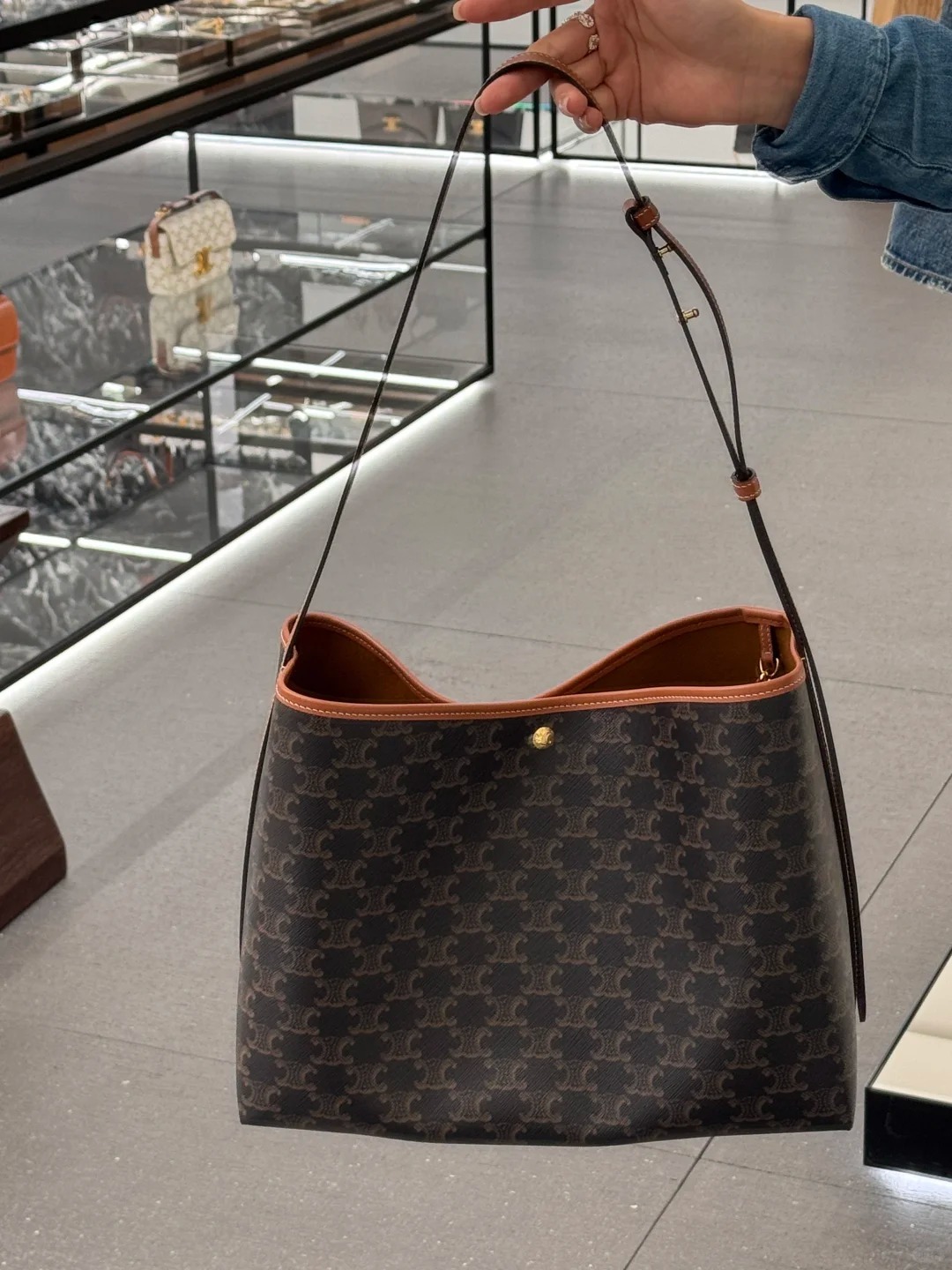 2025年冬の新作👜 しなやかに輝く「ソフト ショッパーバッグ」～トリオンフキャンバス＆カーフスキン