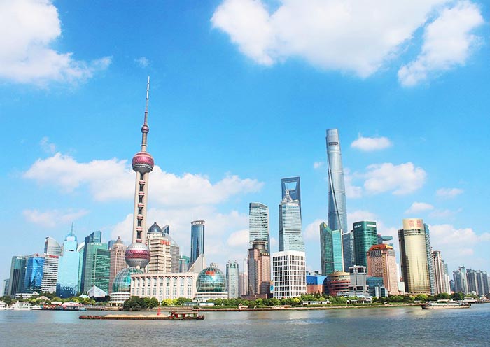 上海外滩远眺的壮观陆家嘴商圈