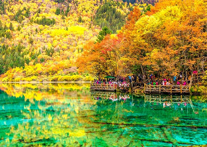 The breathtaking autumn scenery of Jiuzhaigou