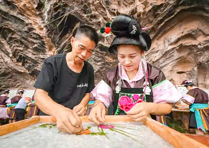 Experience the ancient papermaking technique in Shiqiao Village
