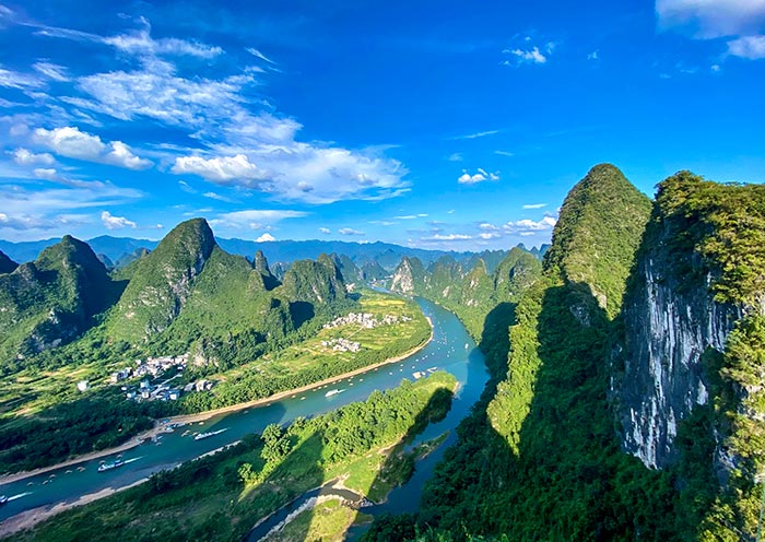 The breathtaking scenery of the Li River