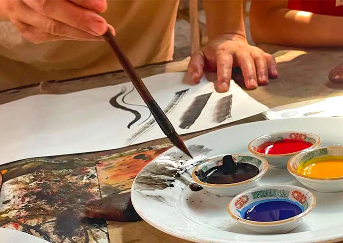 Experience the exquisite painted fan in Yangshuo.