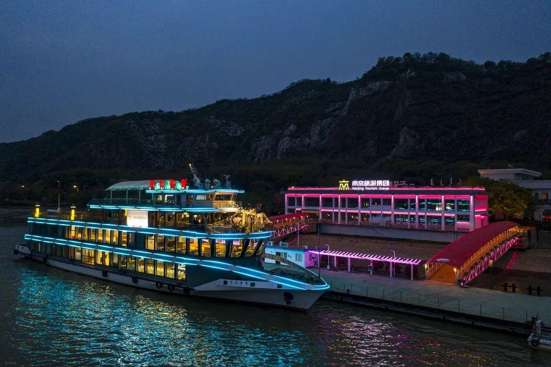 Yangtze River Cruise Travel Guide in Chongqing and Nanjing: Yangtze River cruises depart from Nanjing.