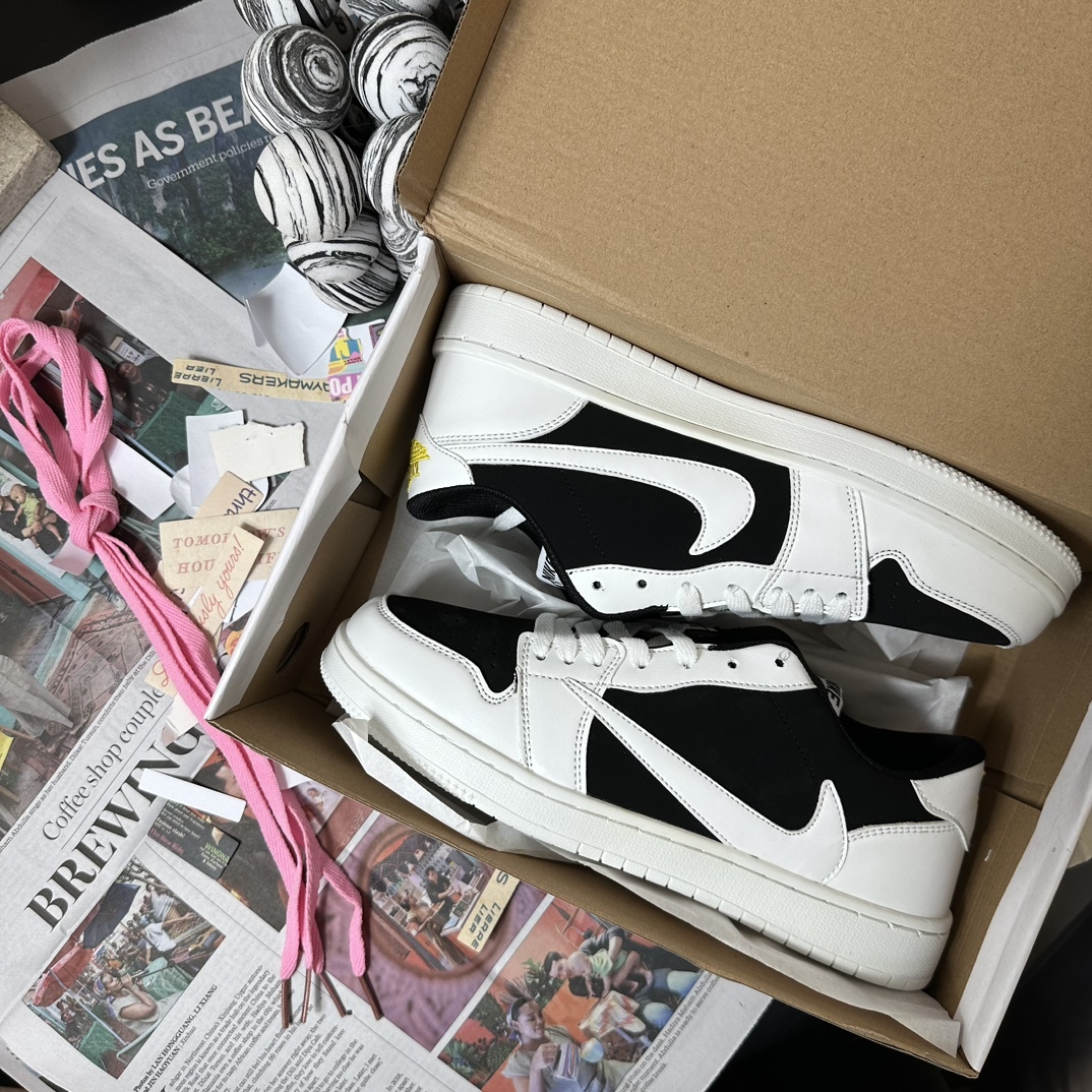 Travis Scott × Nike Air Jordan 1 Low OG "Reverse Panda"