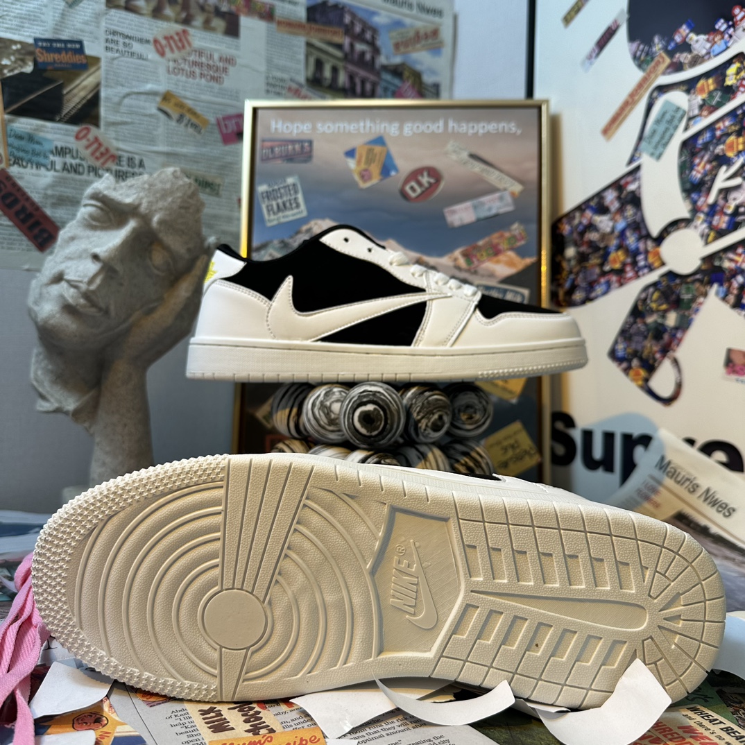 Travis Scott × Nike Air Jordan 1 Low OG "Reverse Panda"