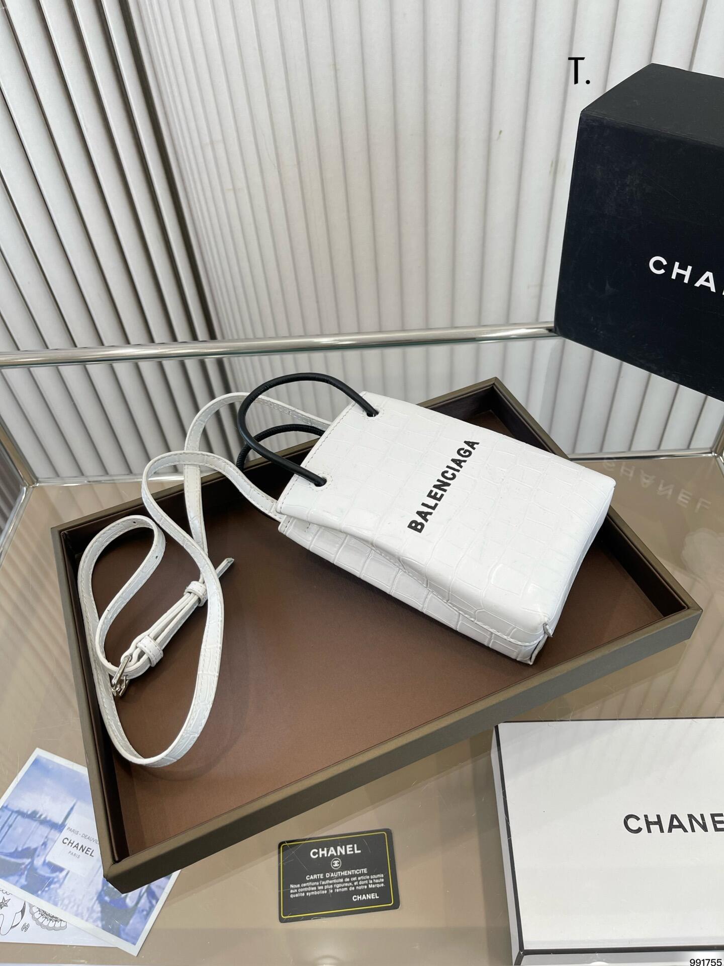 新作★BALENCIAGA★SHOPPING PHONE HOLDER バッグ /2色より