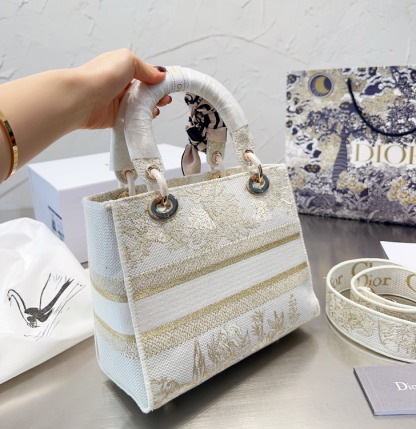 【新作】  LADY D-LITE ミディアムバッグ