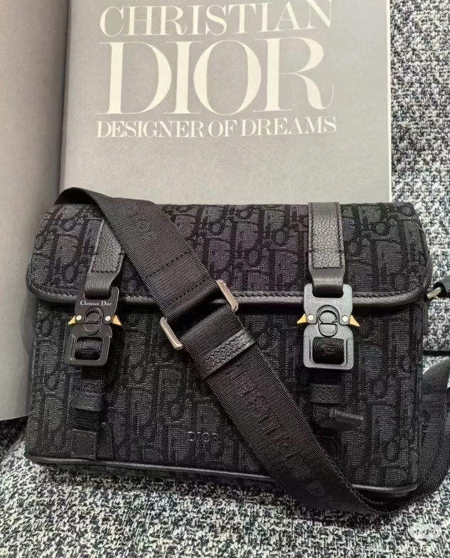 【モダンな魅力◎】Dior★Hit the Road メッセンジャーバッグ
