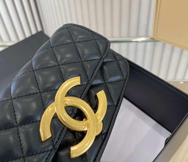 ビッグなCCが可愛い☆CHANEL フォンケース ラムスキン ブラック