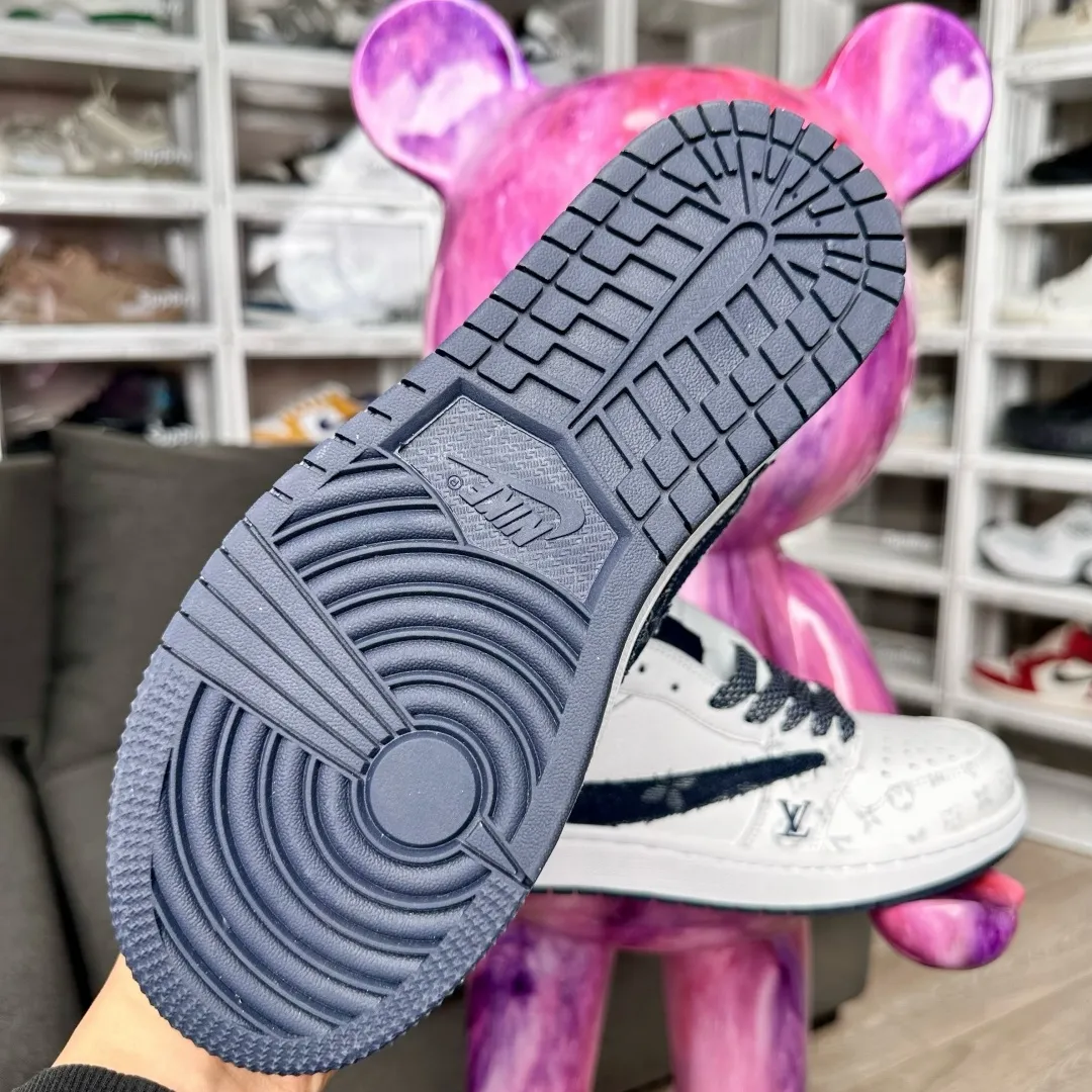 ◆正規品louis voitton◆Travis Scott x Nike Air Jordan 1 Low 送料無料