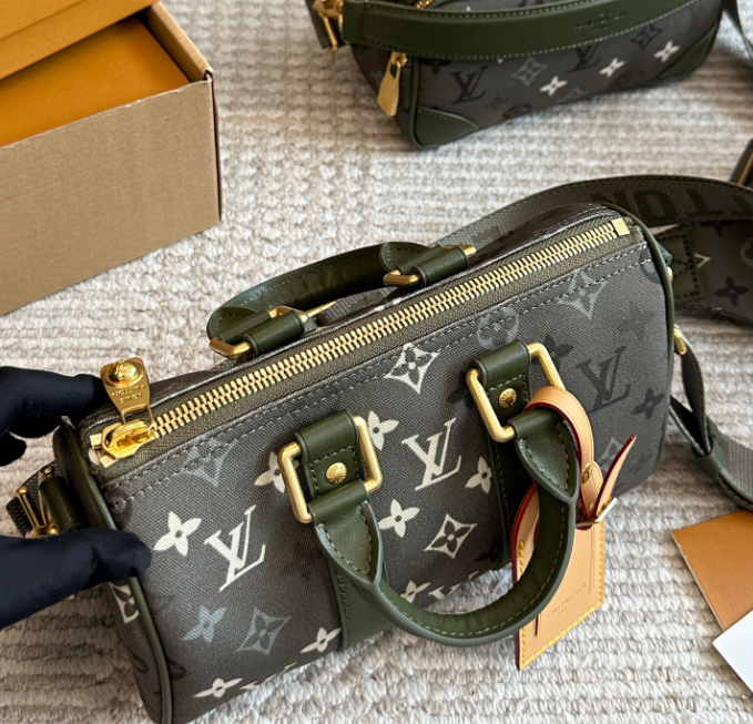 新色カーキモノグラム★ LV キーポル ショルダーバッグ 25