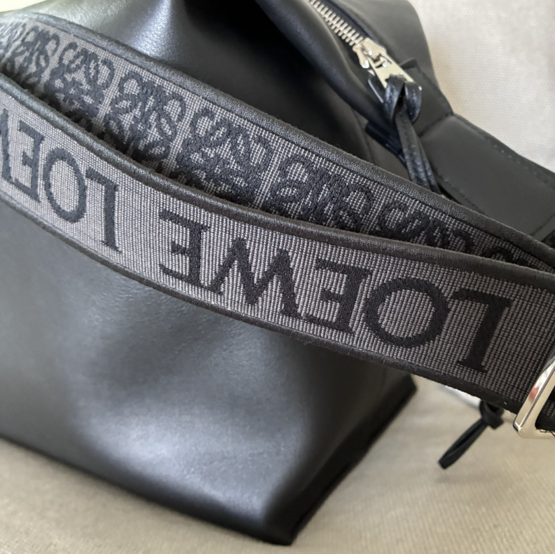 【現地顧客価格！】LOEWEキュービショルダーバック