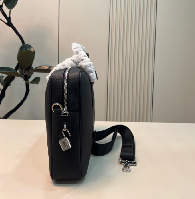 PRADA プラダロゴ レザー ブリーフケース ビジネスバッグ 2VE368