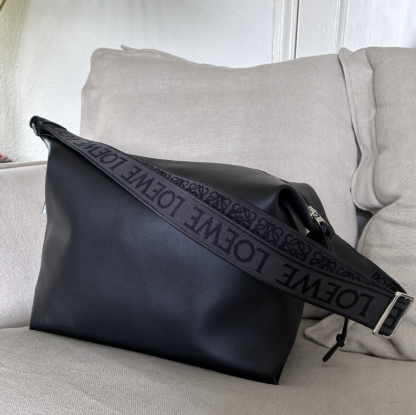 【現地顧客価格！】LOEWEキュービショルダーバック