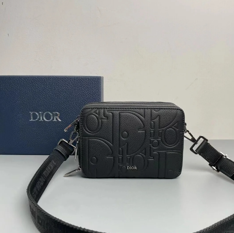 丁度良いお洒落サイズ★【 Dior 】ストラップ付き ジップポーチ