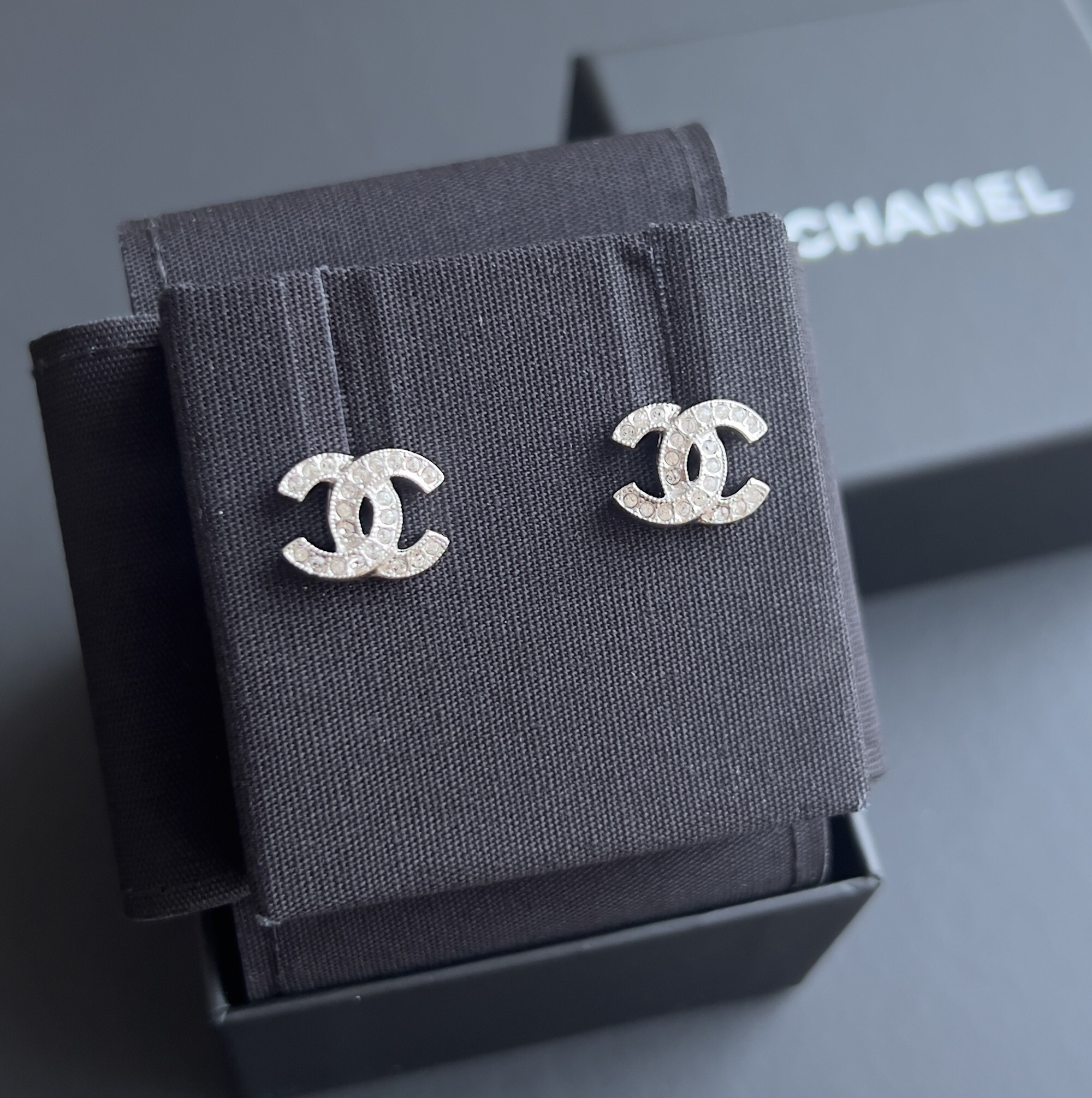 《新作》さりげない煌めき【CHANEL】シンプル人気 ピアス