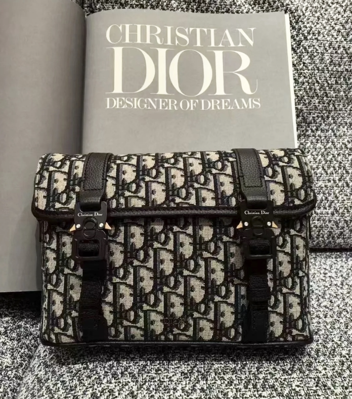 【モダンな魅力◎】Dior★Hit the Road メッセンジャーバッグ