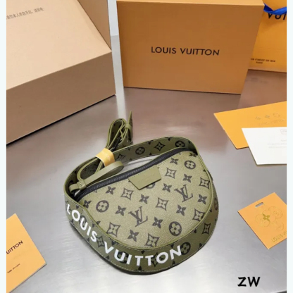 【お洒落メンズへ】Louis Vuitton　ショルダーバッグ　LV ムーン