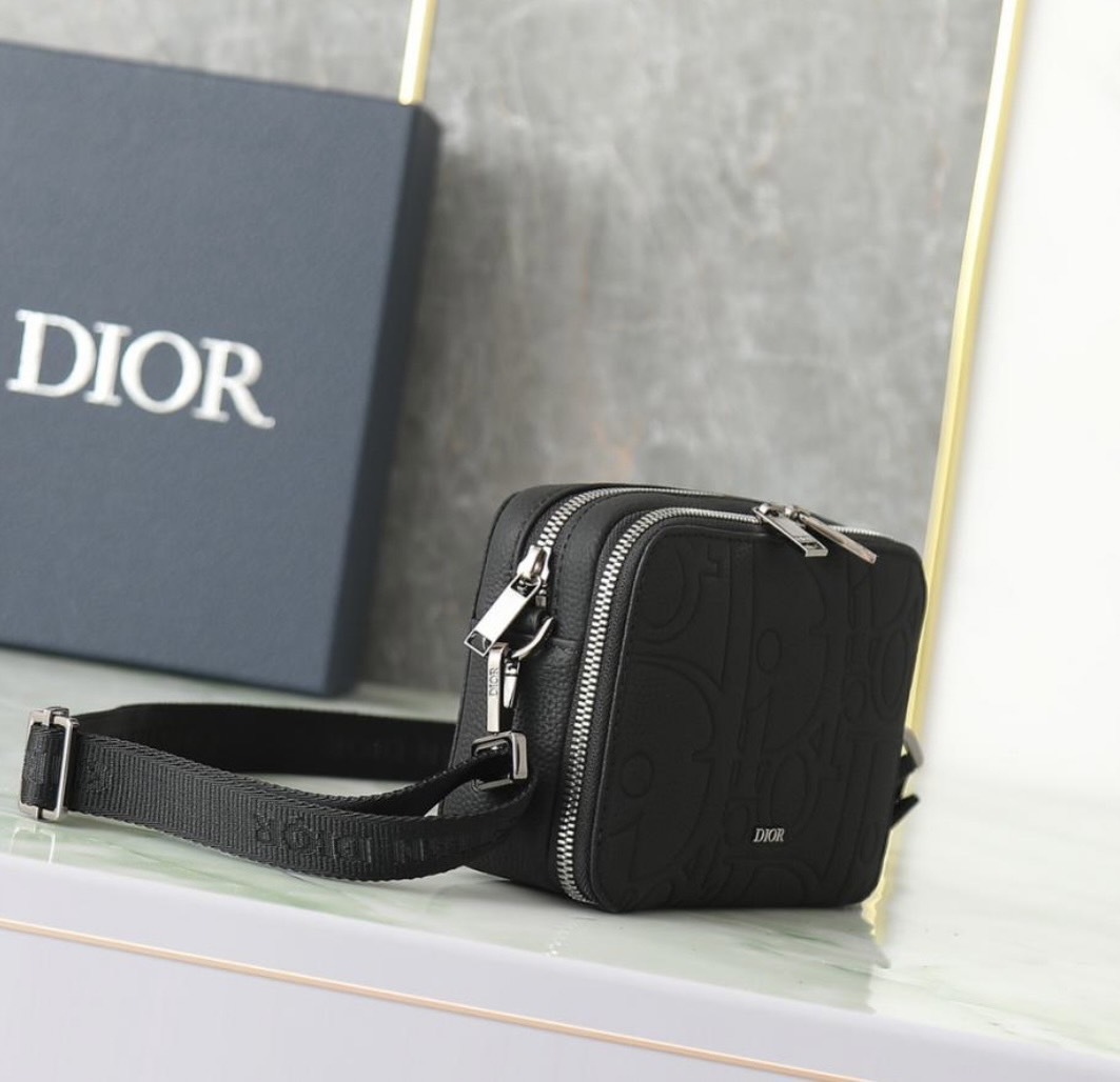 【シンプルで使いやすい♪】DIOR ストラップ付きジップポーチ