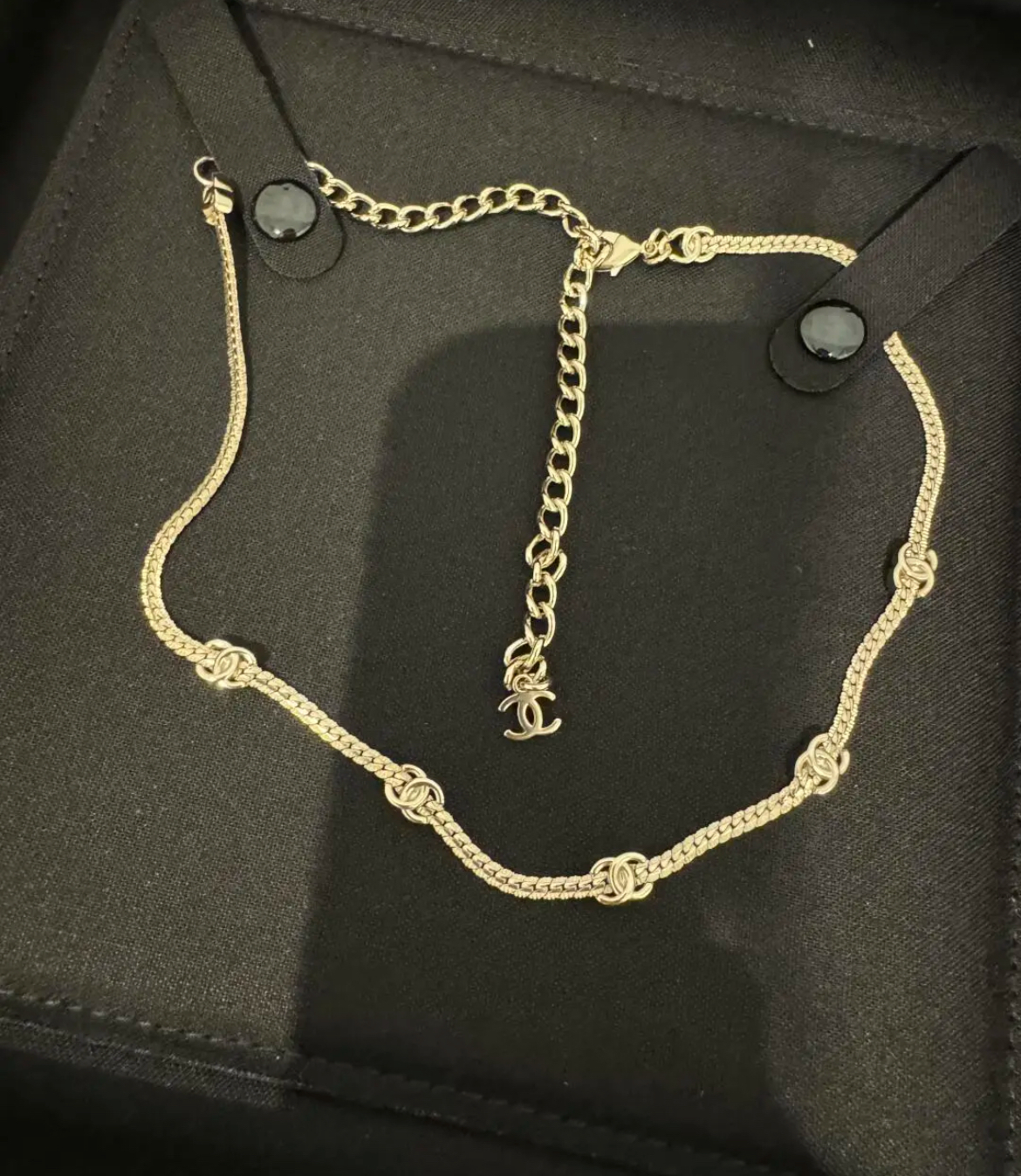 CHANEL《小ぶりロゴでオシャレ感アップ》チョーカー　ネックレス