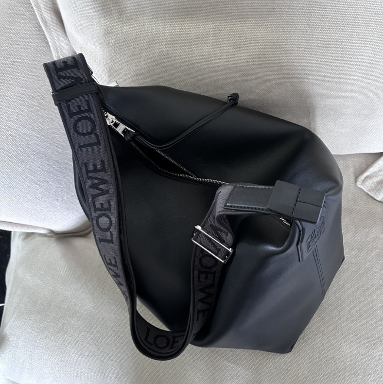 【現地顧客価格！】LOEWEキュービショルダーバック