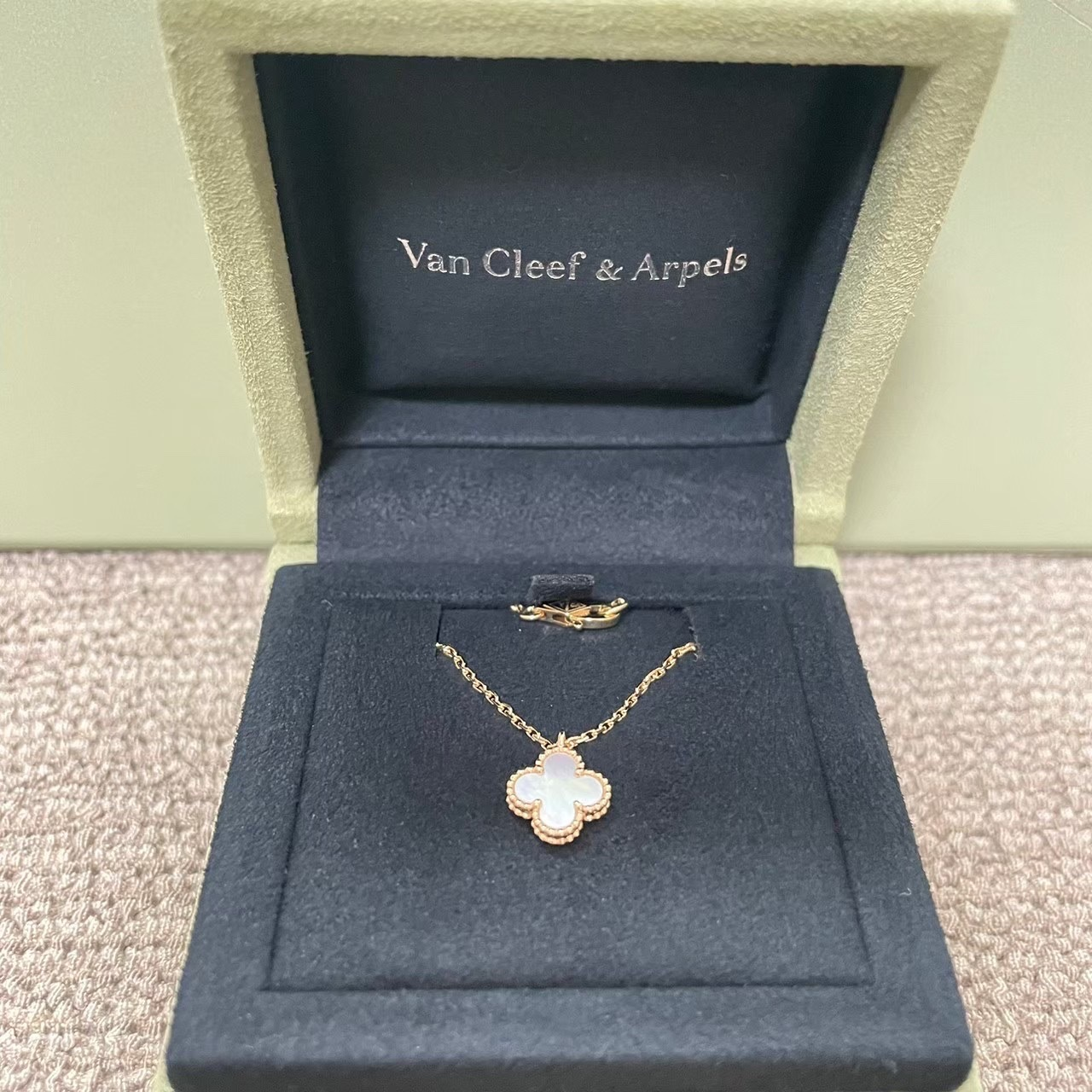 【Van Cleef & Arpels】スウィートアルハンブラペンダント　白