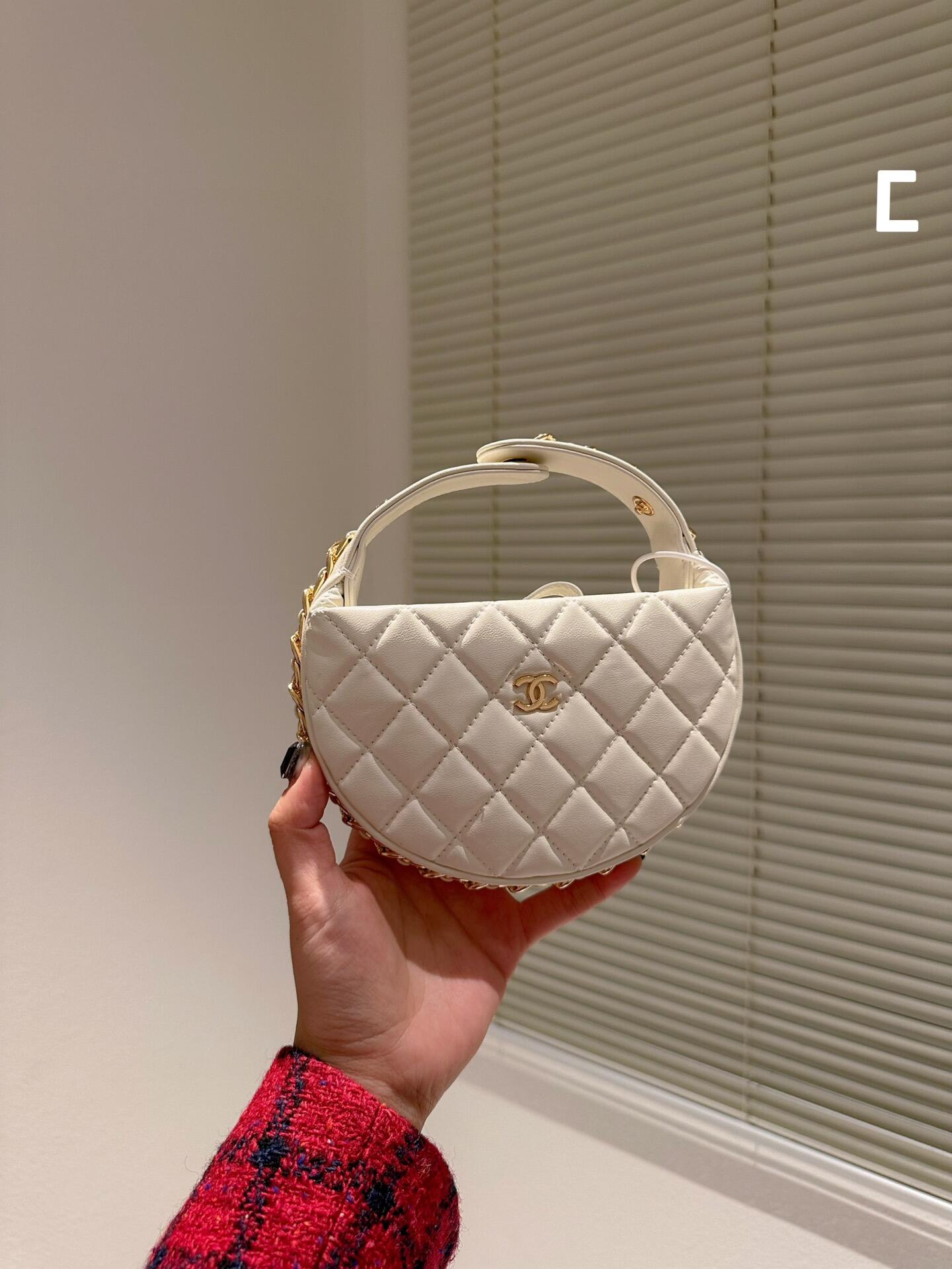 【新作♪】CHANEL POUCH