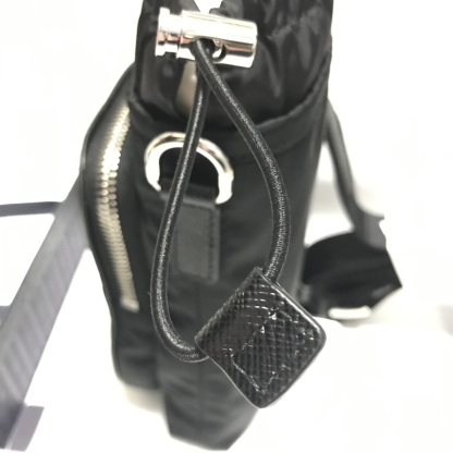 国内即発 スマホケース ショルダー付 ギフト包 プラダ