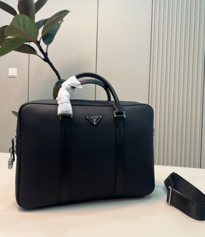 PRADA プラダロゴ レザー ブリーフケース ビジネスバッグ 2VE368