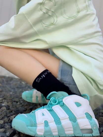 ナイキエアモアアップテンポ「アイランドグリーン」（GS）グリーンとホワイト