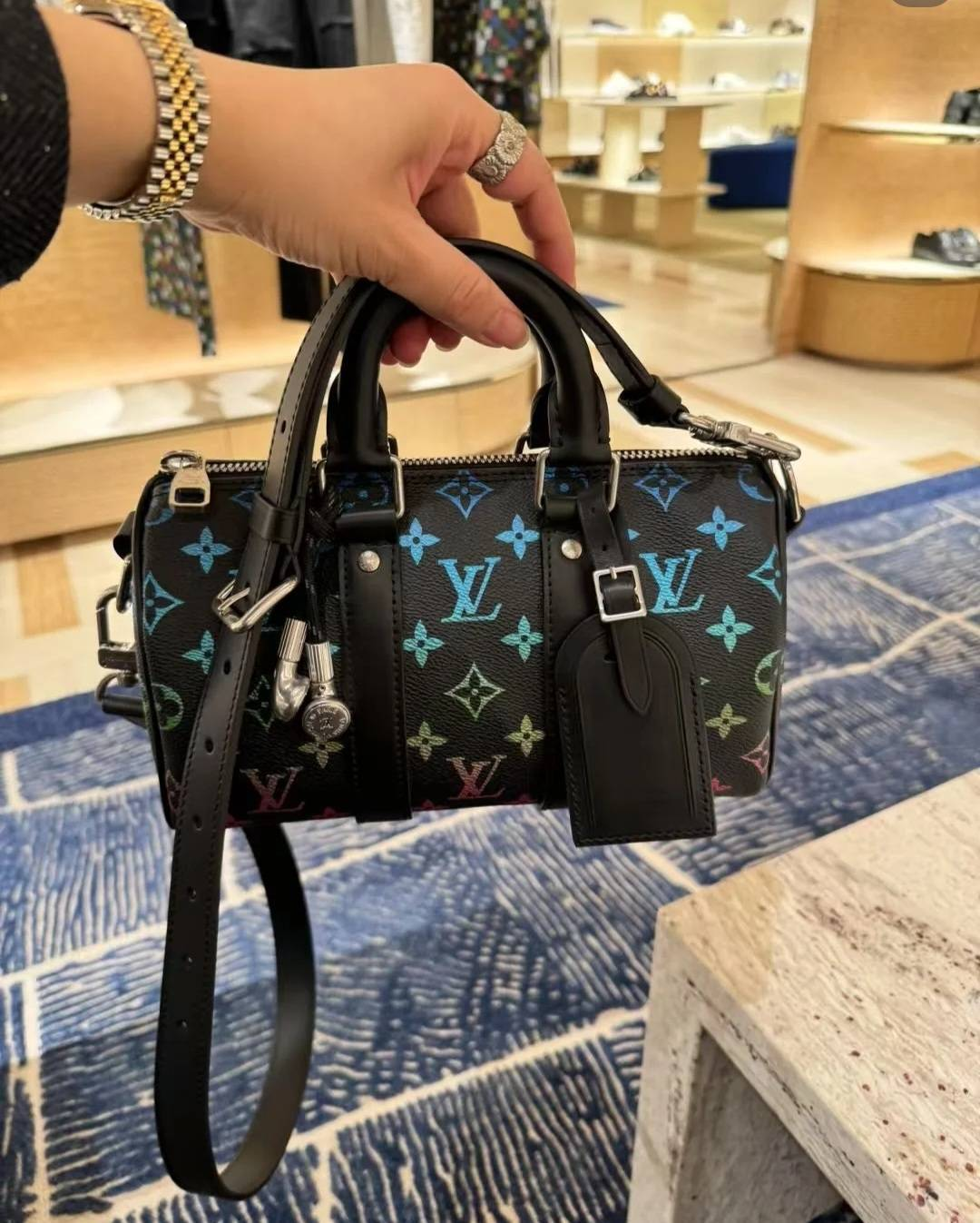 【カラフルグラデ モノグラム/黒】Louis Vuitton キーポル25B