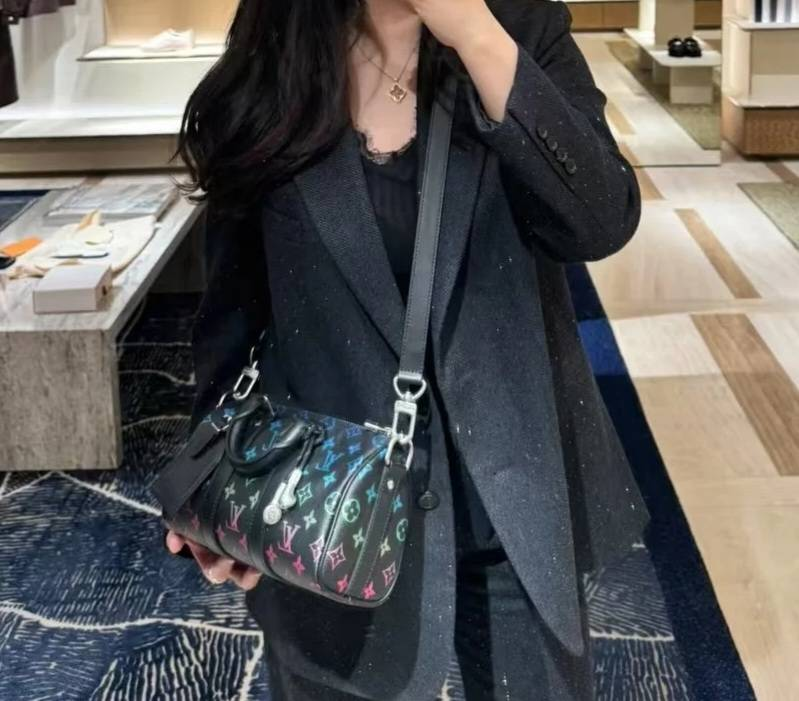 【カラフルグラデ モノグラム/黒】Louis Vuitton キーポル25B