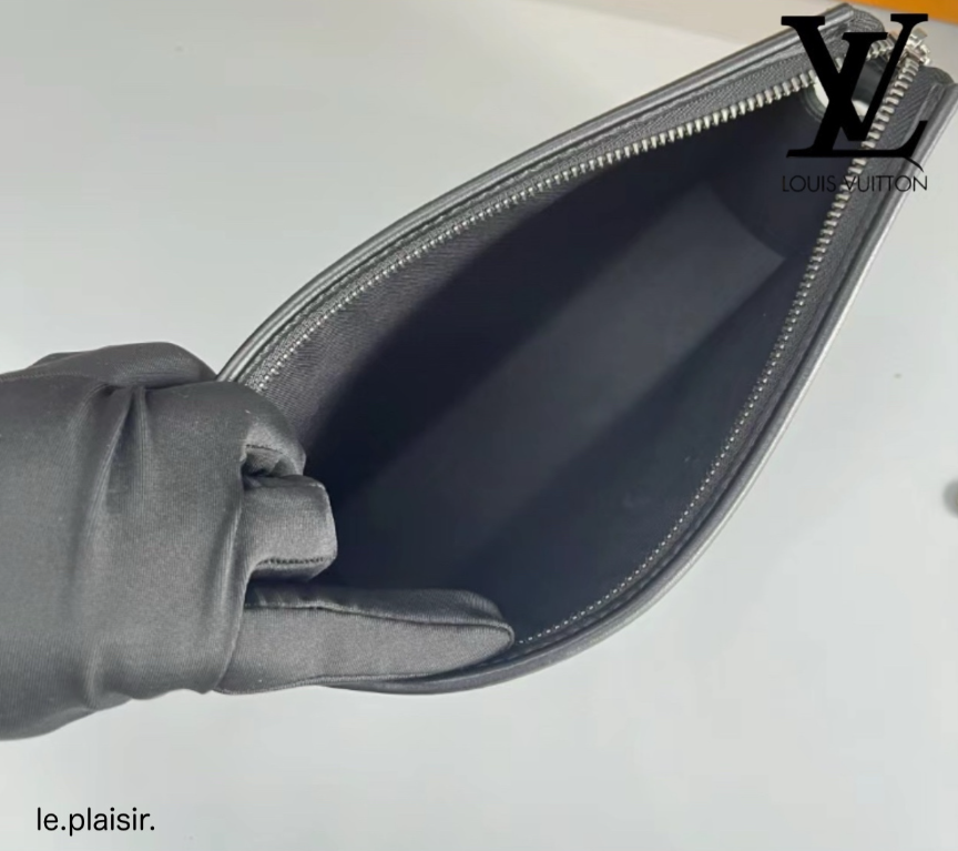 LOUIS VUITTON GASTON WEARABLE モノグラムウォレット