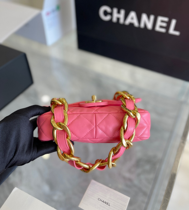 すぐ届く国内発送★CHANEL存在感と品のあるラージフラップバッグ